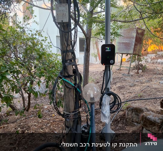 עמוד חשמל עם כבלים ומנורה בחוץ